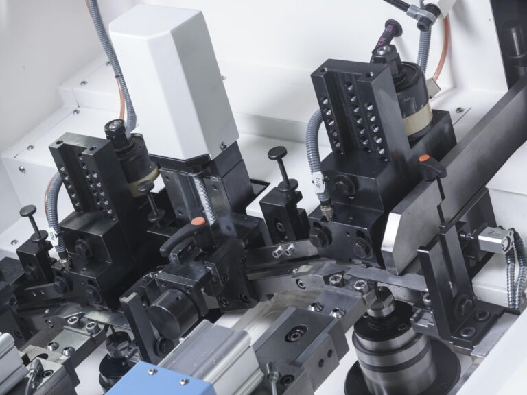 ÁQUINAS ROSCADORAS Y MÁQUINAS DE SEGUNDAS OPERACIONES