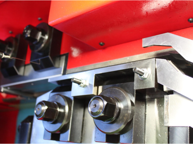 INTEGRACIÓN DE ROSCADORAS DE PEINES PLANOS EN LÍNEAS DE PRODUCCIÓN