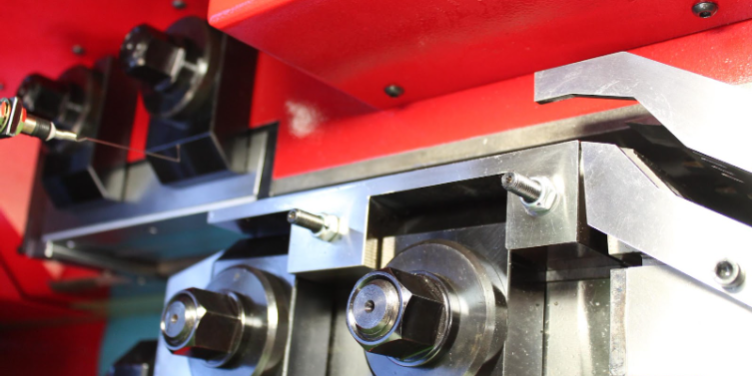 INTEGRACIÓN DE ROSCADORAS DE PEINES PLANOS EN LÍNEAS DE PRODUCCIÓN