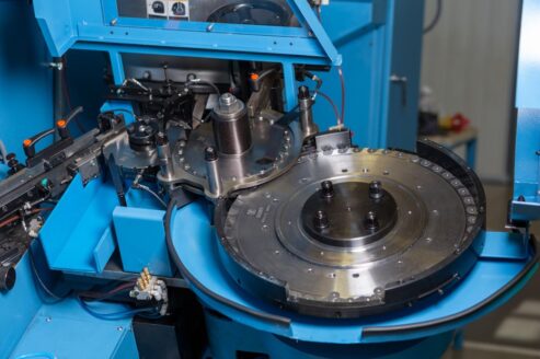 ROSCADORA CON INCORPORADOR DE ARANDELAS