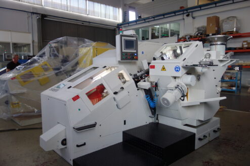 Roscadora punteadora con sistema de ducha y secador